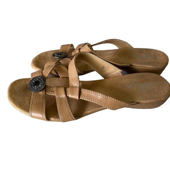 Sbicca Tan Slip-on Sandals Sz 7 - Picture 1 of 3